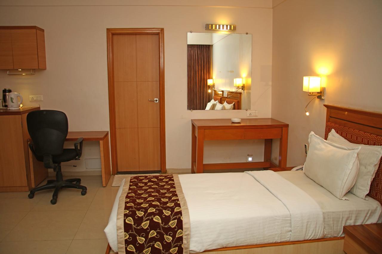 Fabhotel Rock Regency