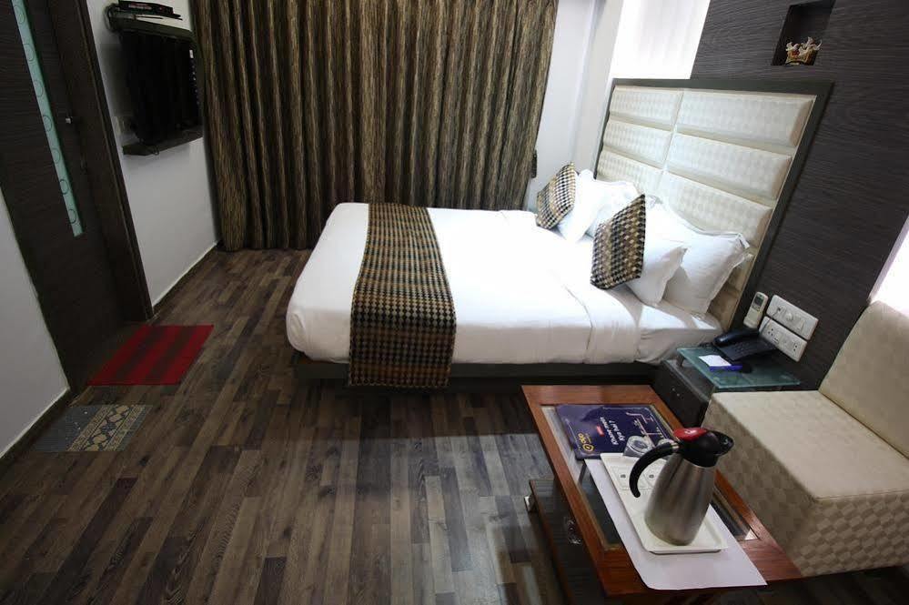 Oyo Premium Law Garden C G Road Hotel 3*