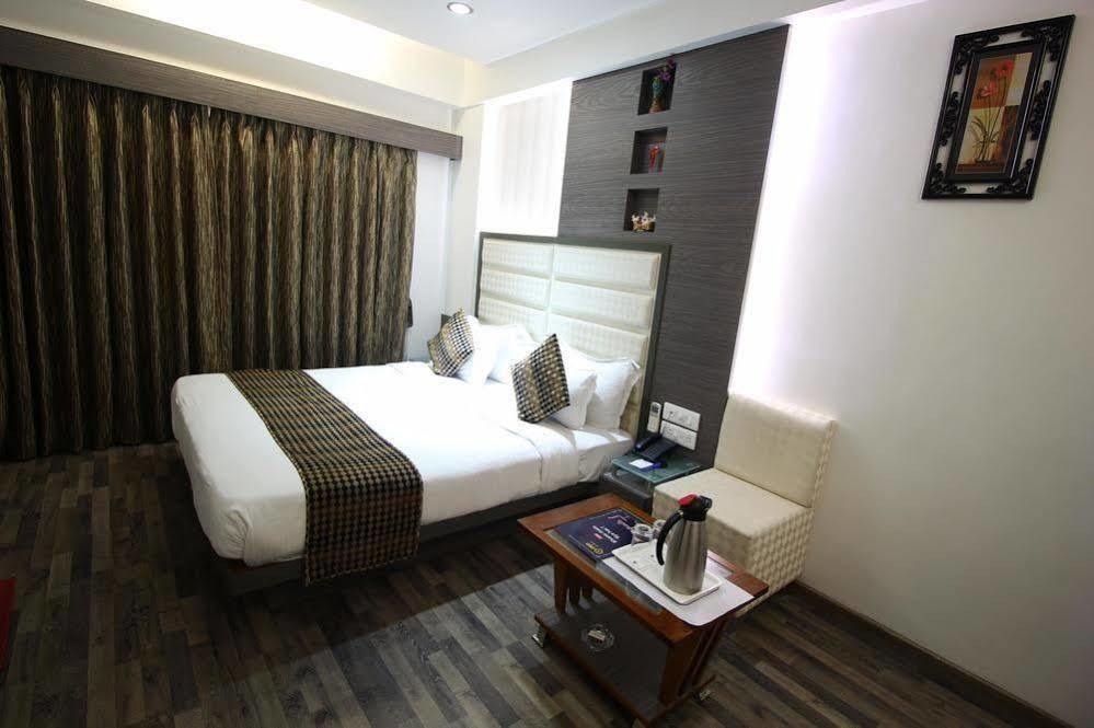 Oyo Premium Law Garden C G Road Hotel Ahmedabad