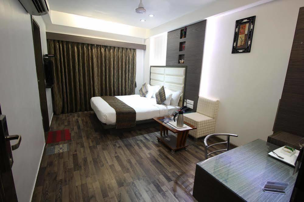 Oyo Premium Law Garden C G Road Ahmedabad