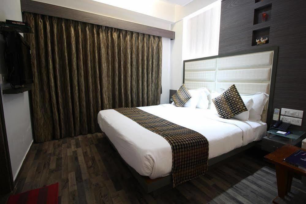 Oyo Premium Law Garden C G Road Hotel 3*