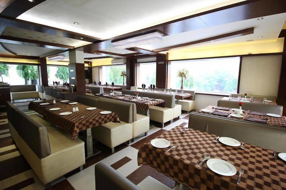 Oyo Premium Law Garden C G Road 3* Ahmedabad