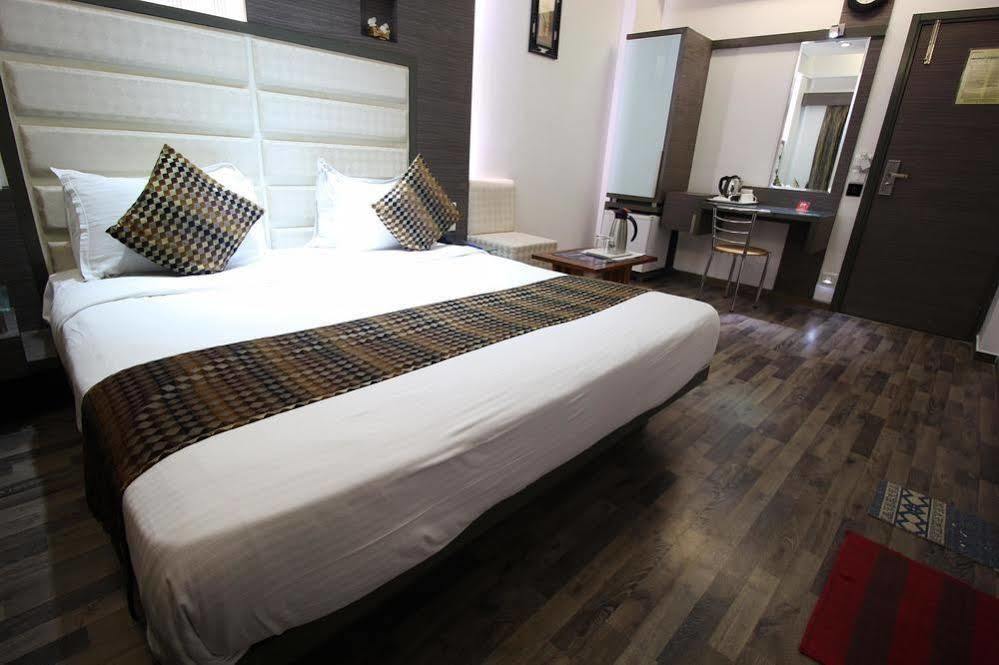 Oyo Premium Law Garden C G Road Hotel Ahmedabad