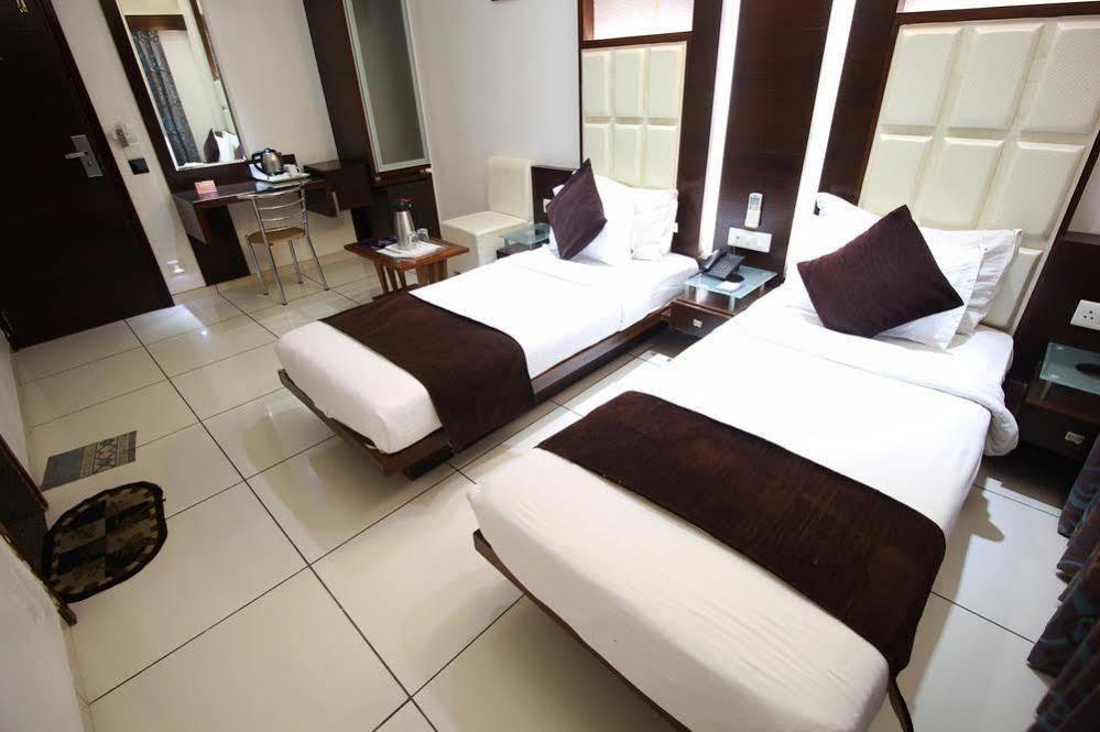 Hotel Oyo Premium Law Garden C G Road 3*