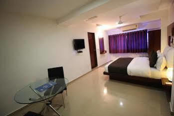 Oyo Swastik Char Rasta Cg Road Ahmedabad