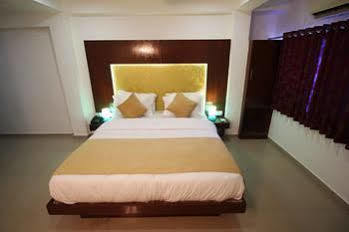 Oyo Swastik Char Rasta Cg Road Hotel 3*