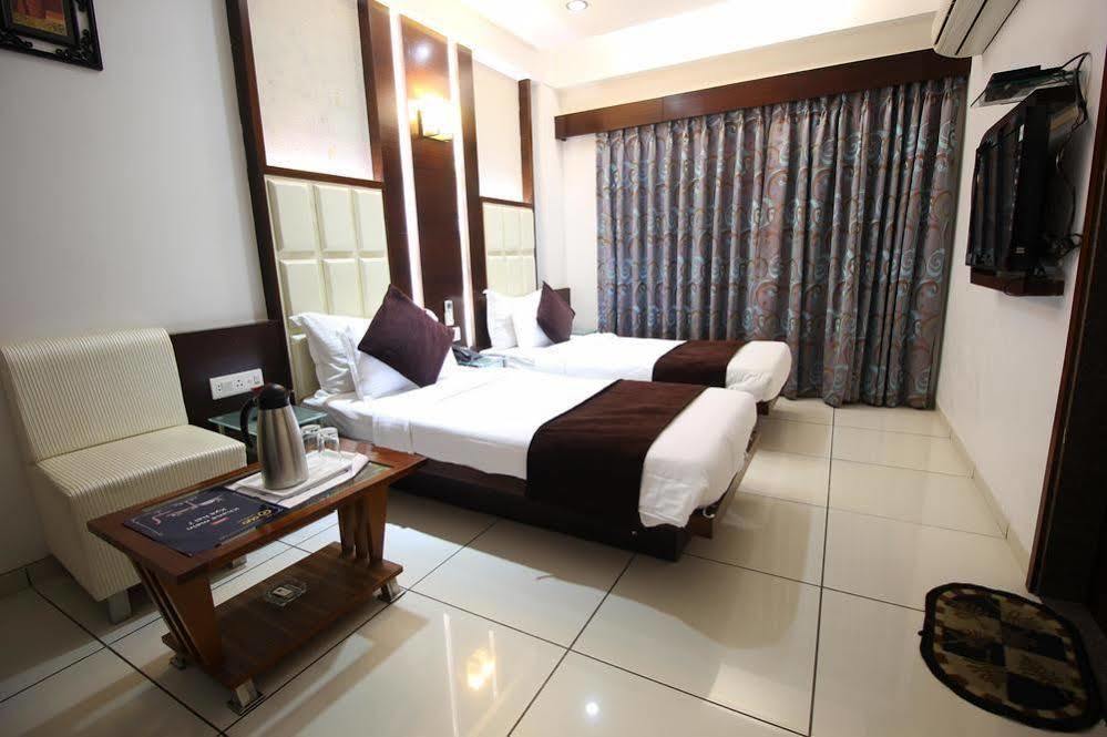 Hotel Oyo Premium Law Garden C G Road 3*
