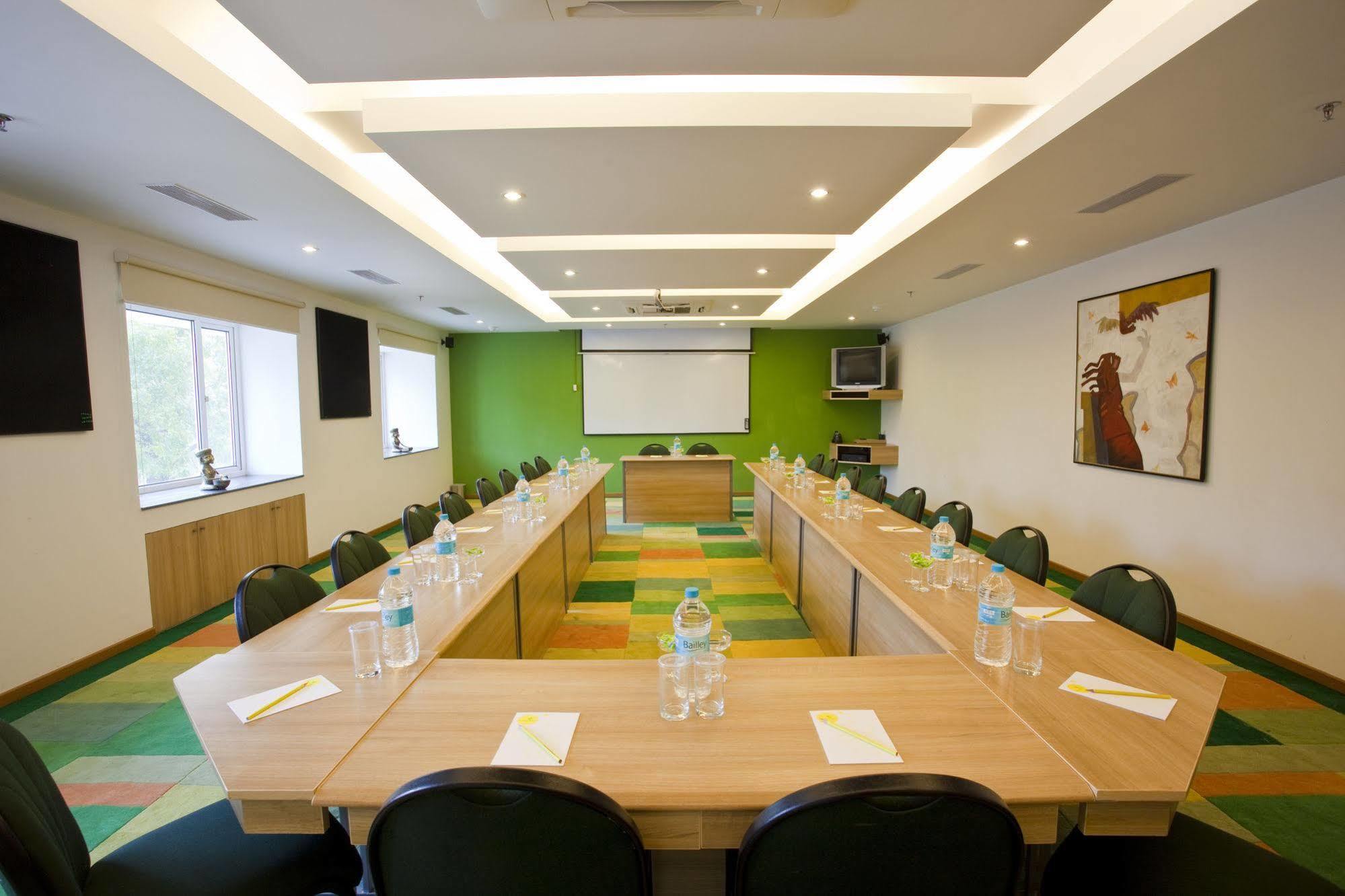 Lemon Tree Hotel, Hotel