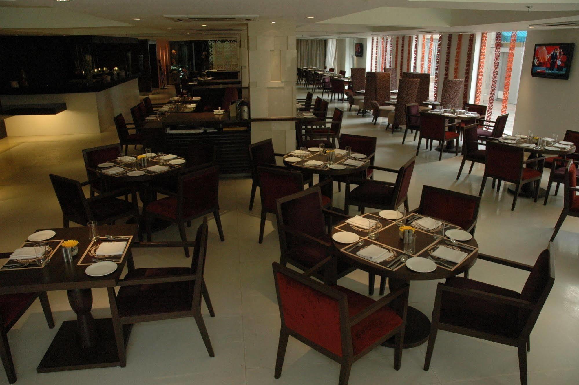 Pride Plaza Hotel, 5*