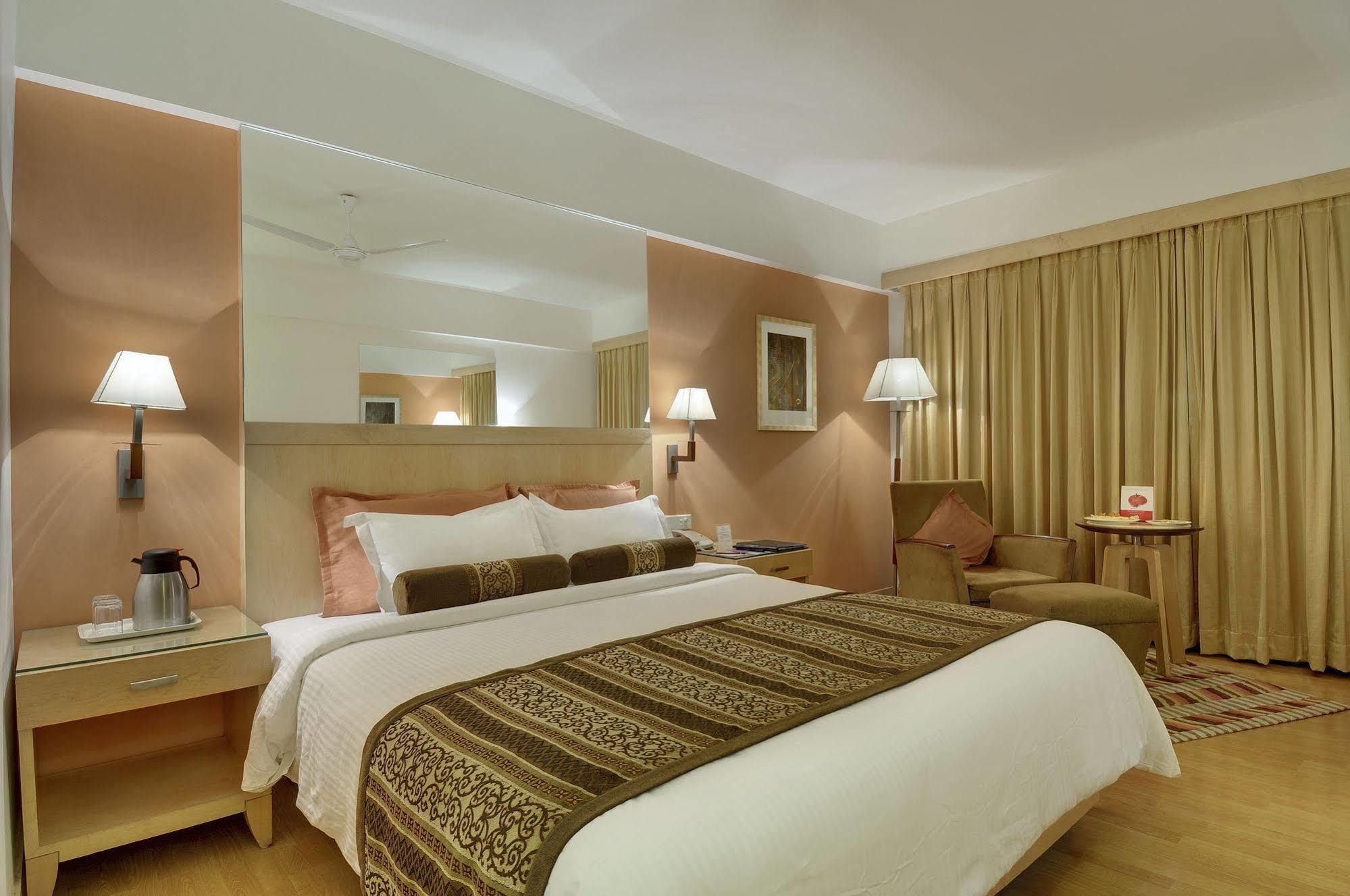 Pride Plaza Hotel, 5*