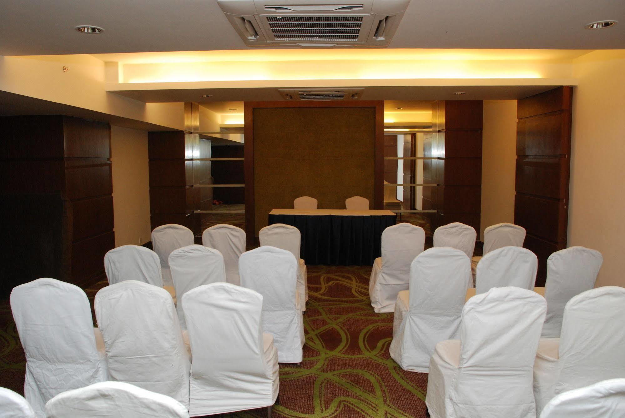 Pride Plaza Hotel, Hotel 5*