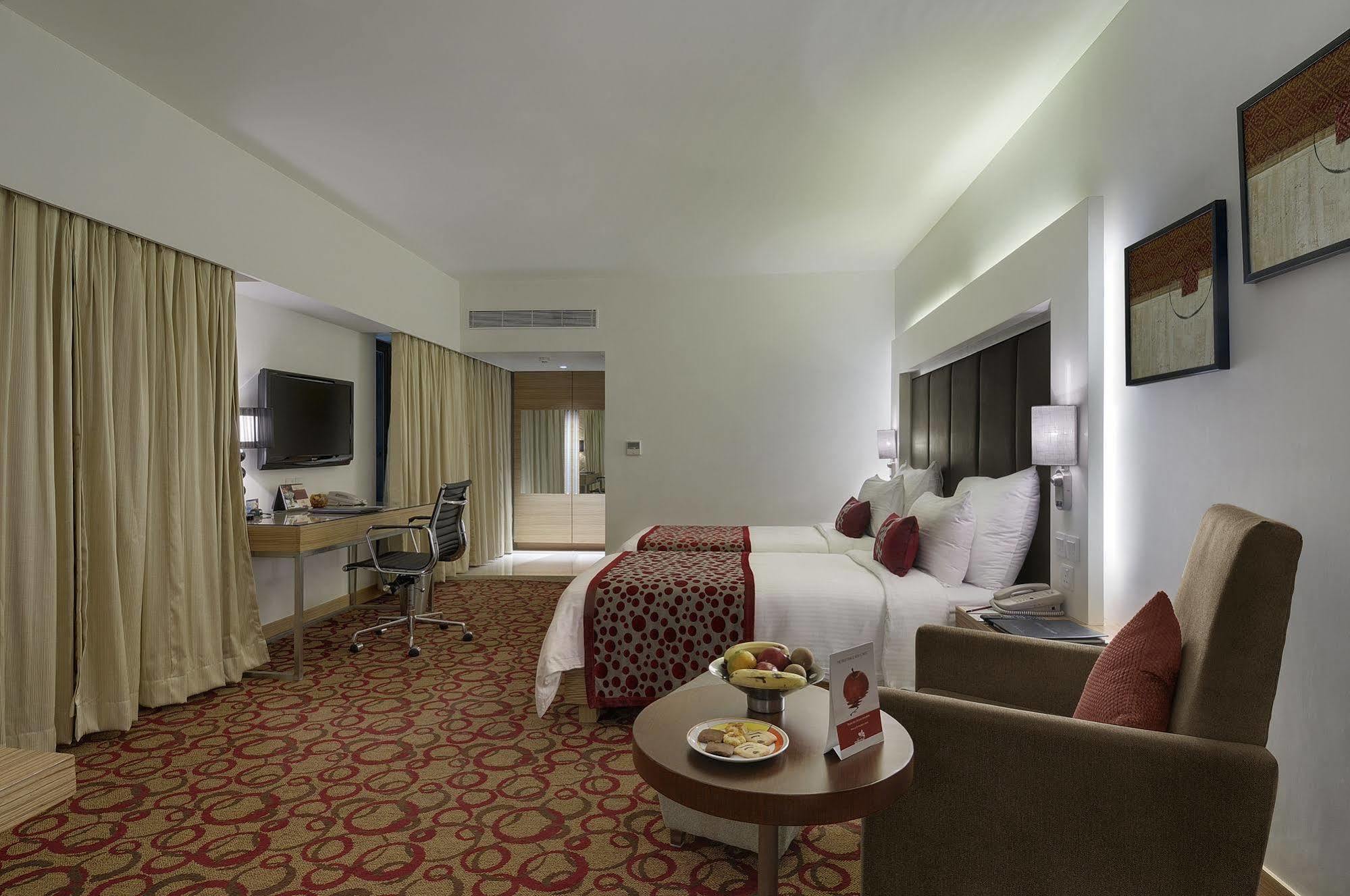 Pride Plaza Hotel, 5*