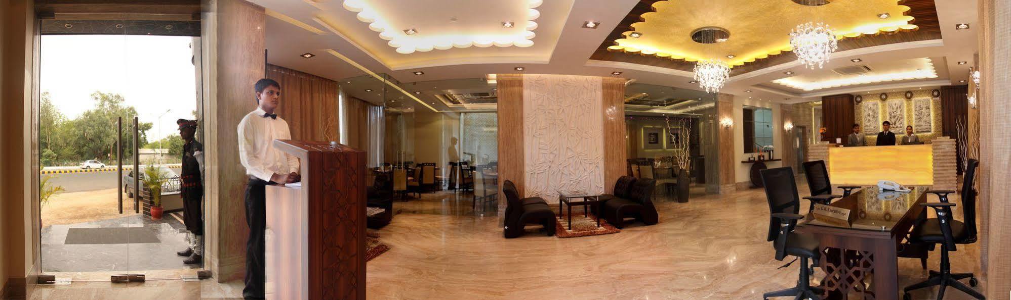 Pristine Residency Hotel 3*