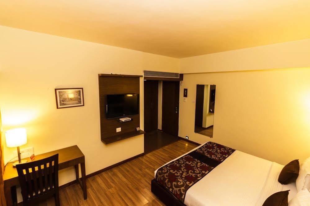 Oyo Premium Vastrapur Hotel