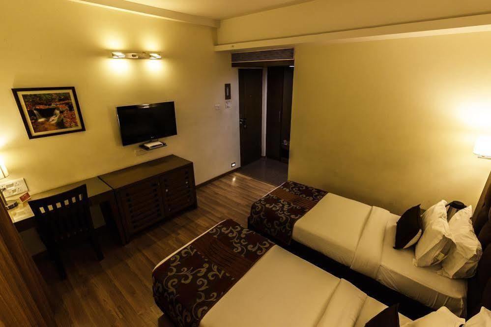 Oyo Premium Vastrapur Hotel Ahmedabad