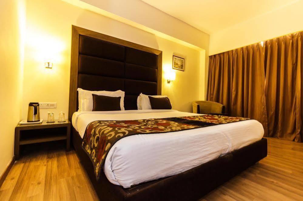 Oyo Premium Vastrapur Hotel