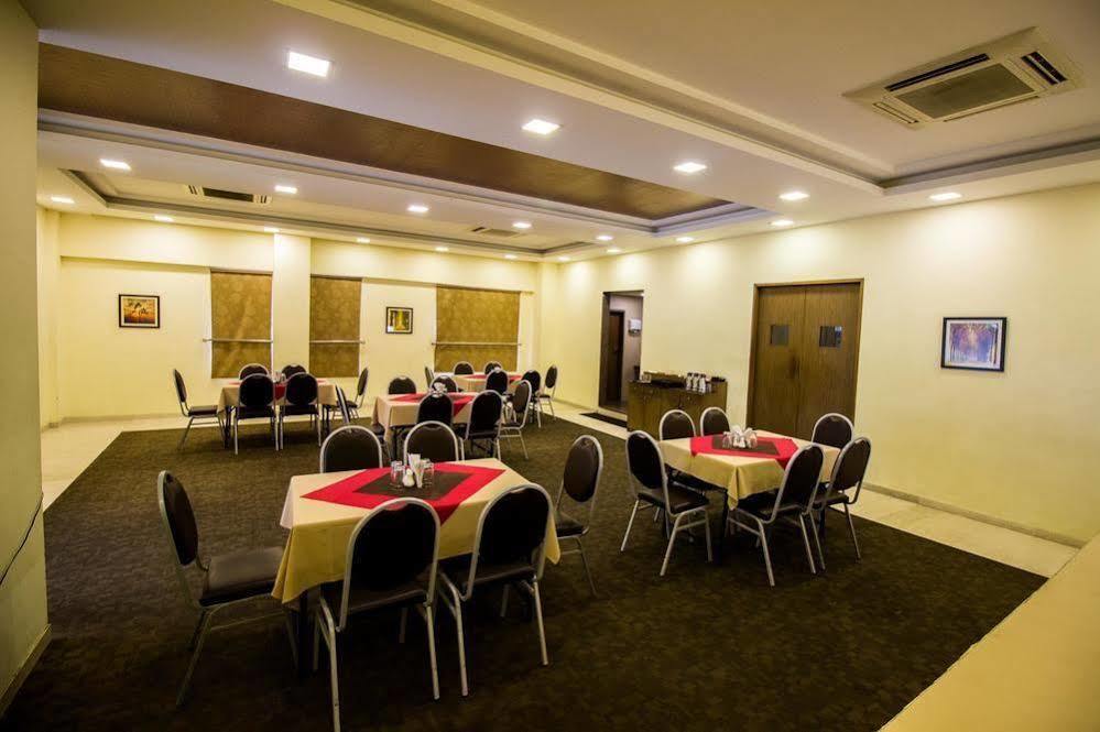 Hotel Oyo Premium Vastrapur 3*