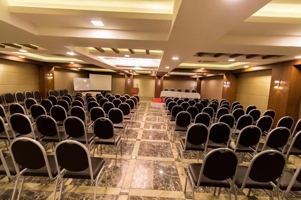 Oyo Premium Vastrapur 3*