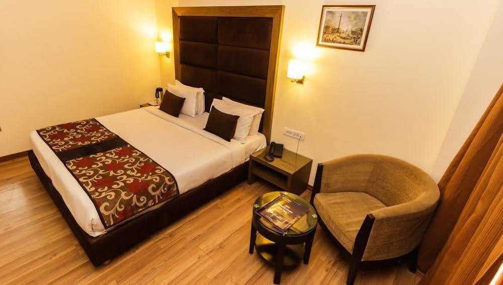 Oyo Premium Vastrapur 3*