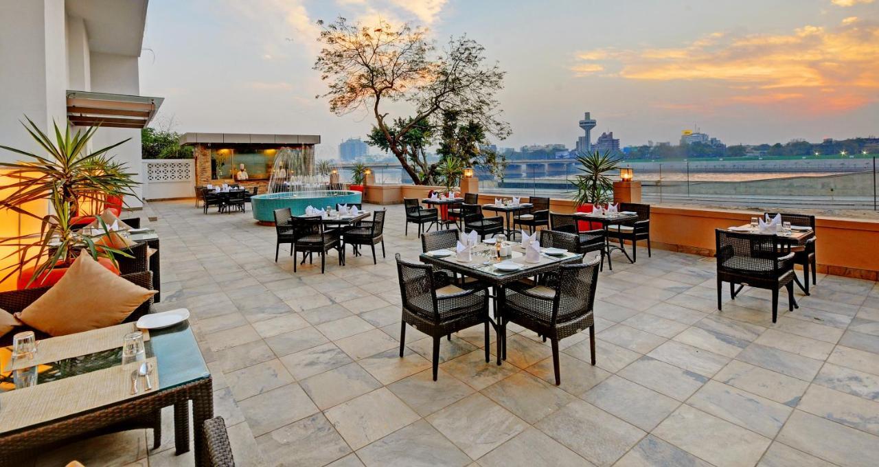 Hotel Lemon Tree Premier “the Atrium”