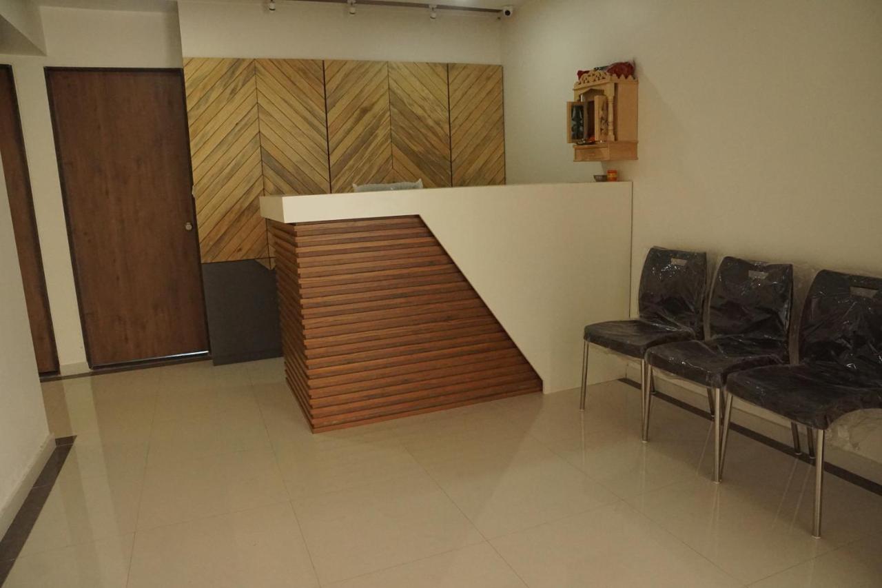 Oyo 25009 Crystal Hotel Ahmedabad