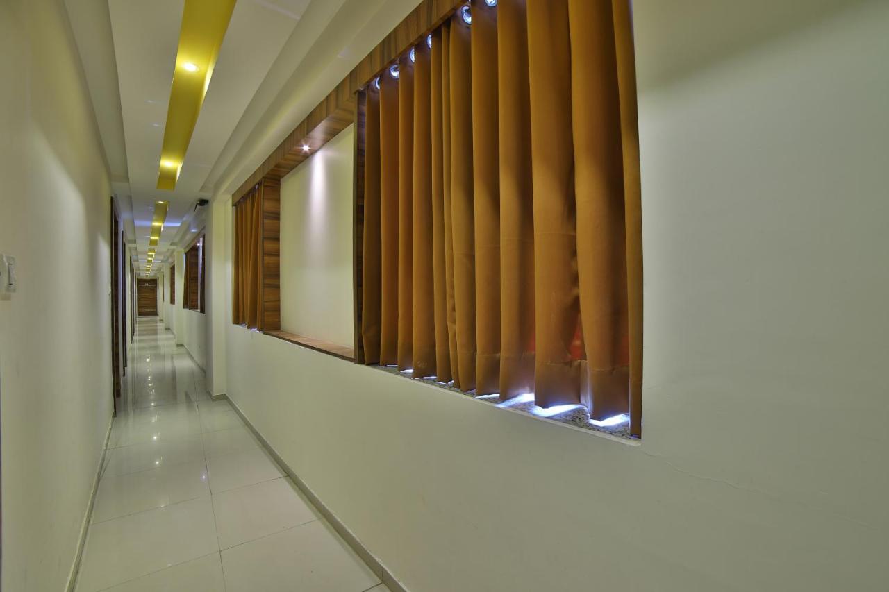 Oyo 11922 Sunstar Ahmedabad