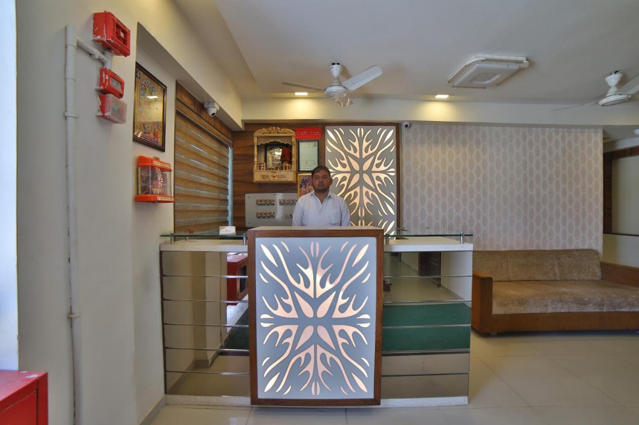 Oyo 11922 Sunstar Hotel Ahmedabad