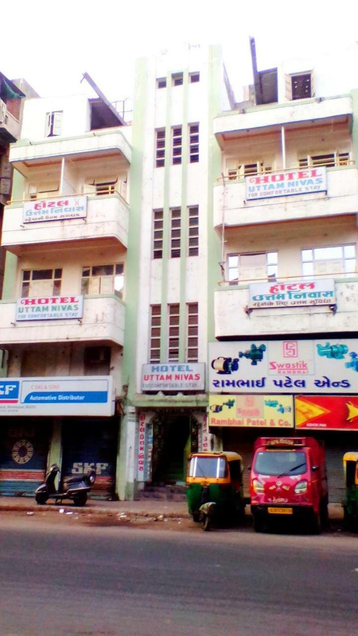 Uttam Nivas Hotel *
