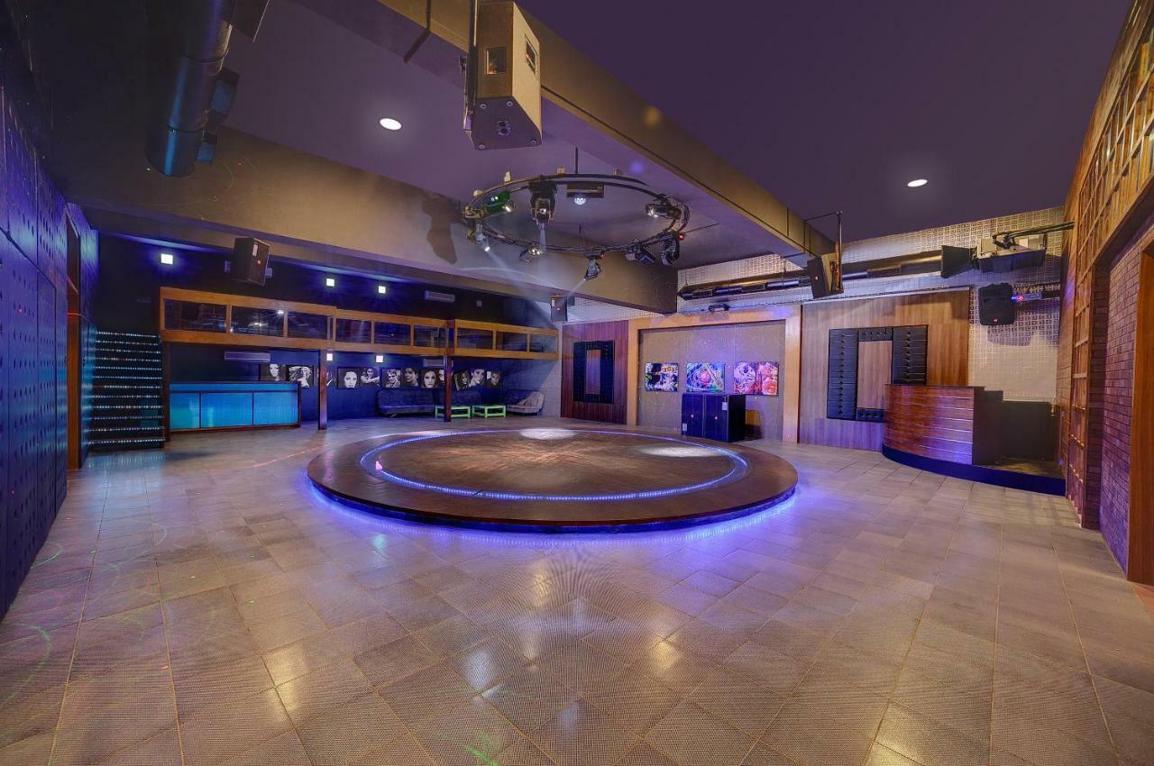 Aarohi Starz Club 4*