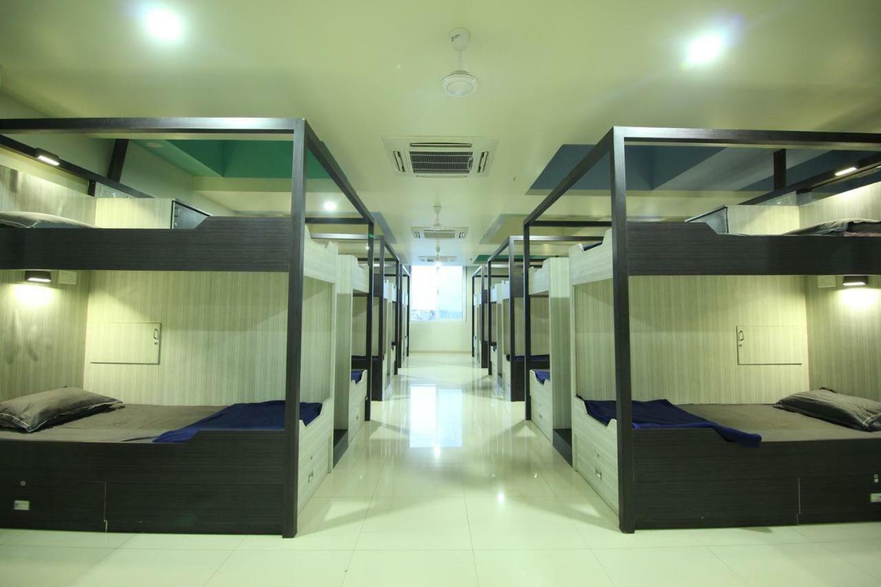 In & Out Dormitory Albergue *