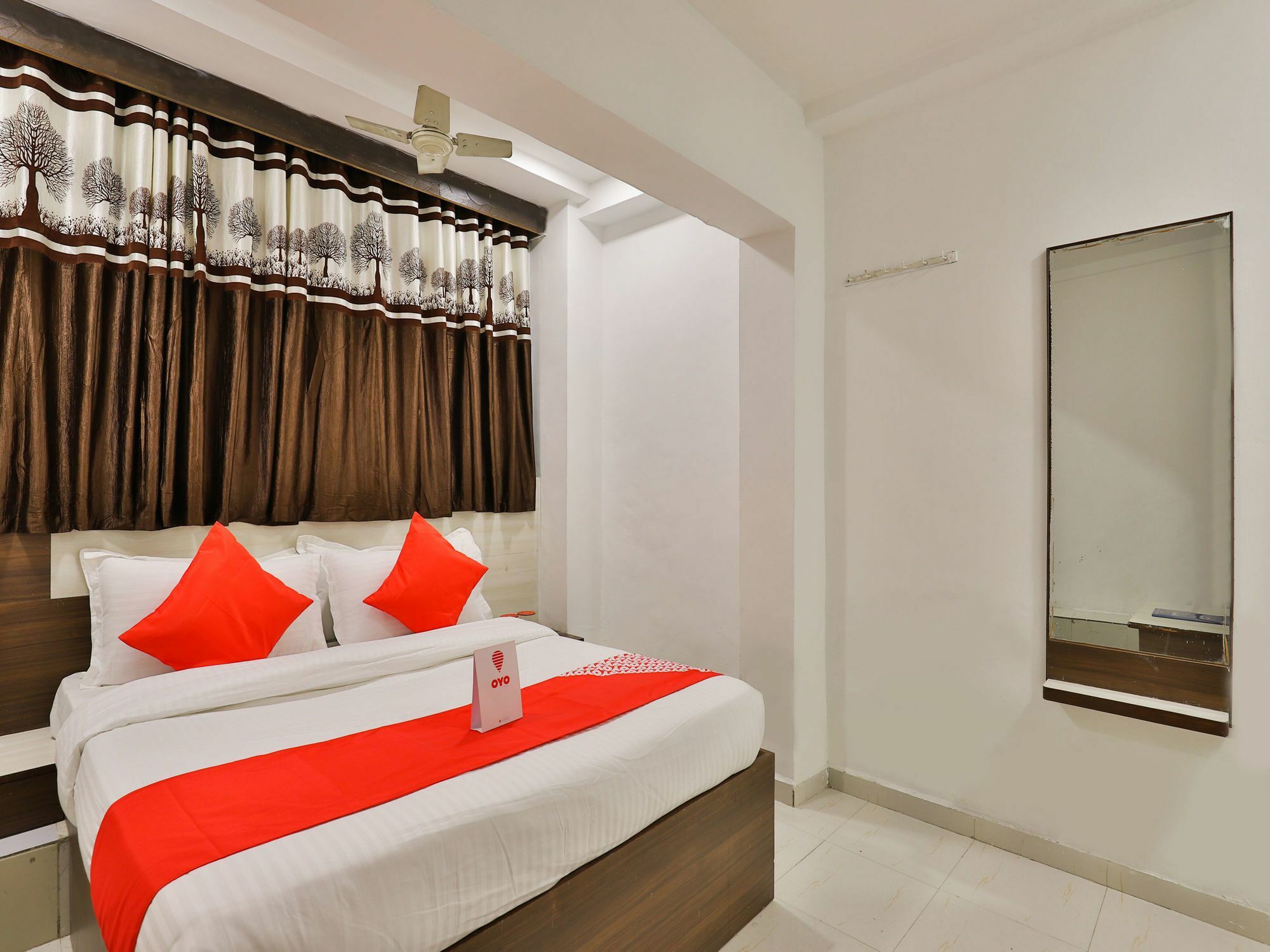 Oyo 13141 Aniket Hotel