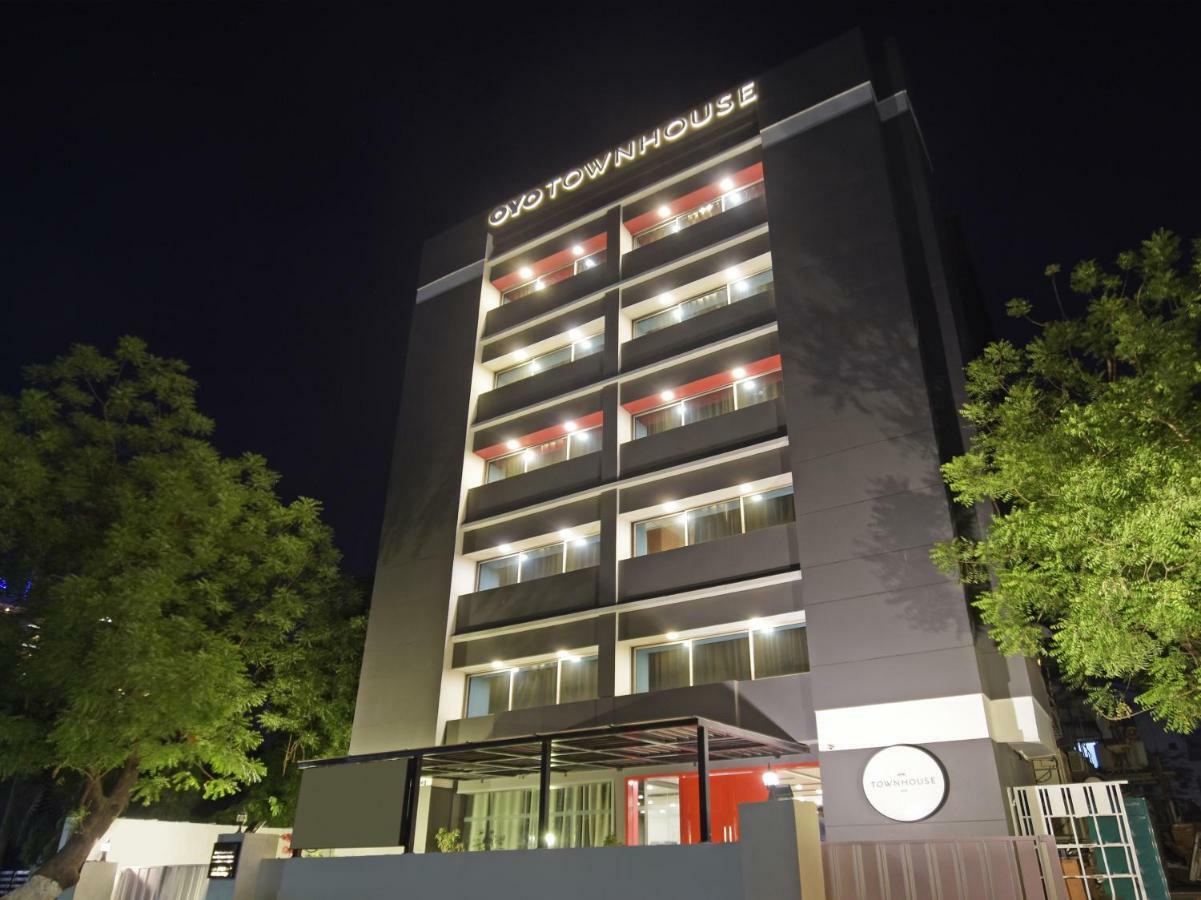 Oyo Townhouse 30 Ashram Road Hotel Ahmedabad
