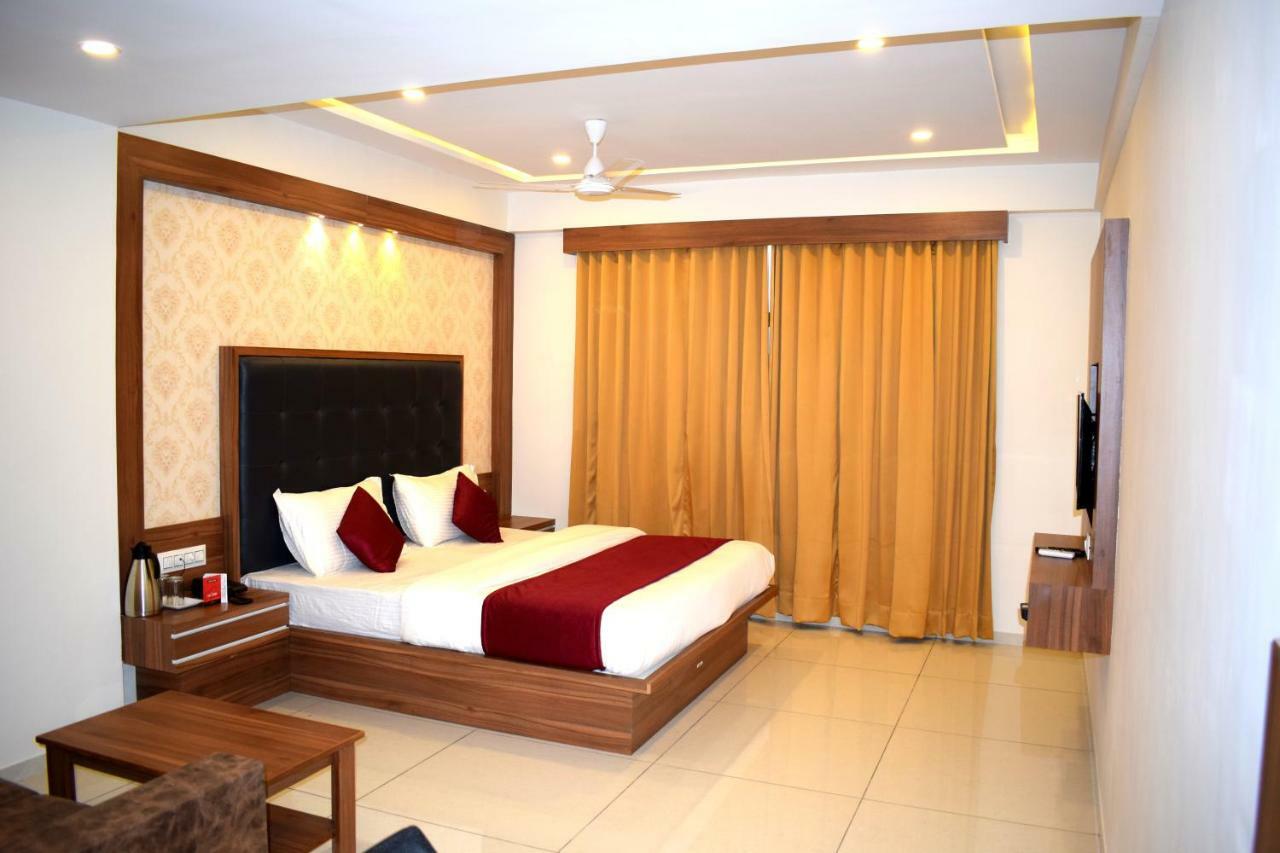 Royal Square By Sky Hotel Ahmedabad