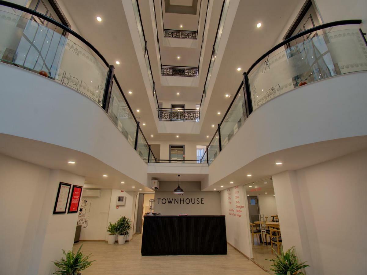 Hotel Oyo Townhouse 150 Shreyas Colony Ahmedabad