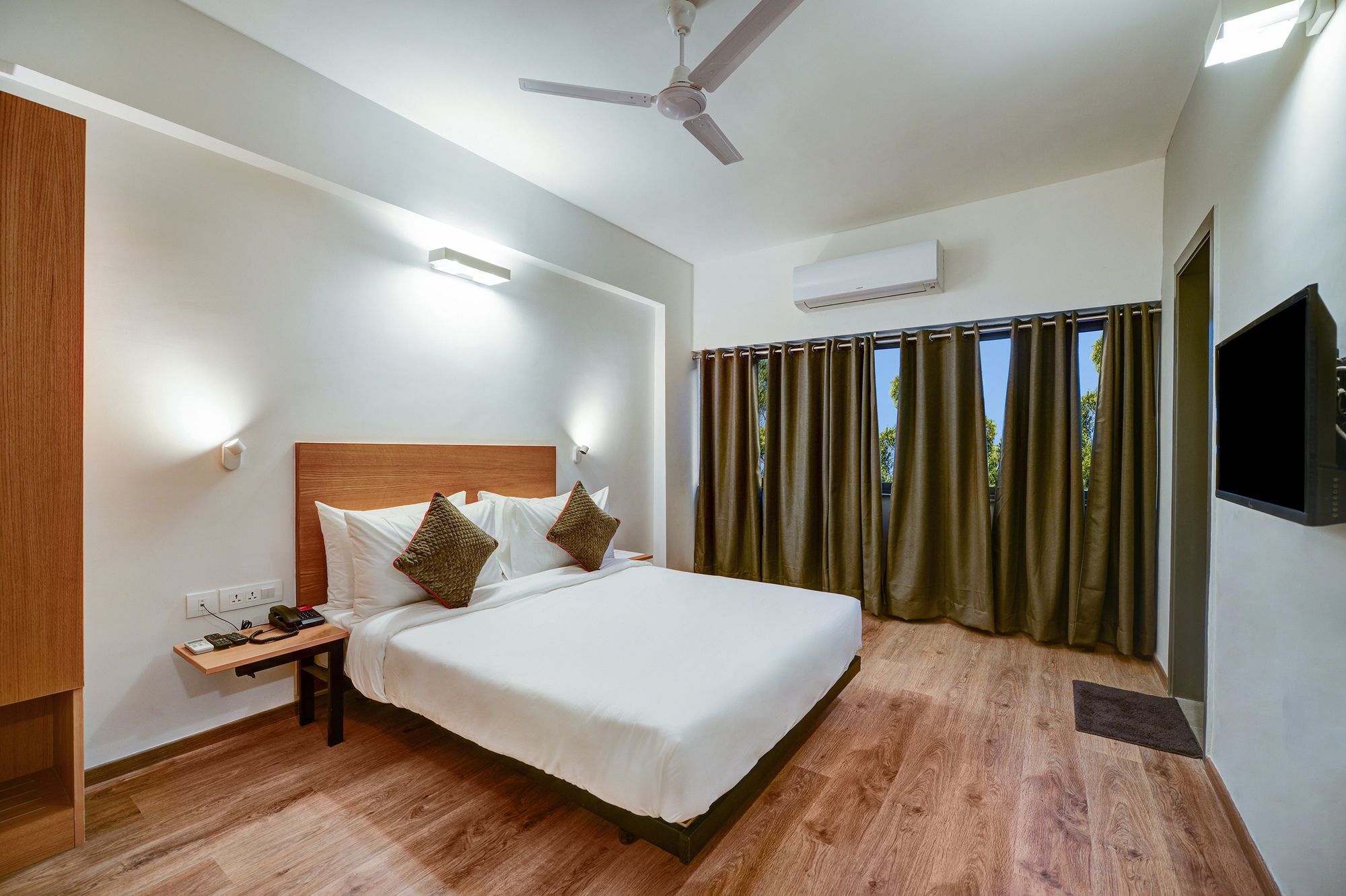 Oyo Townhouse 30 Ashram Road Hotel Ahmedabad