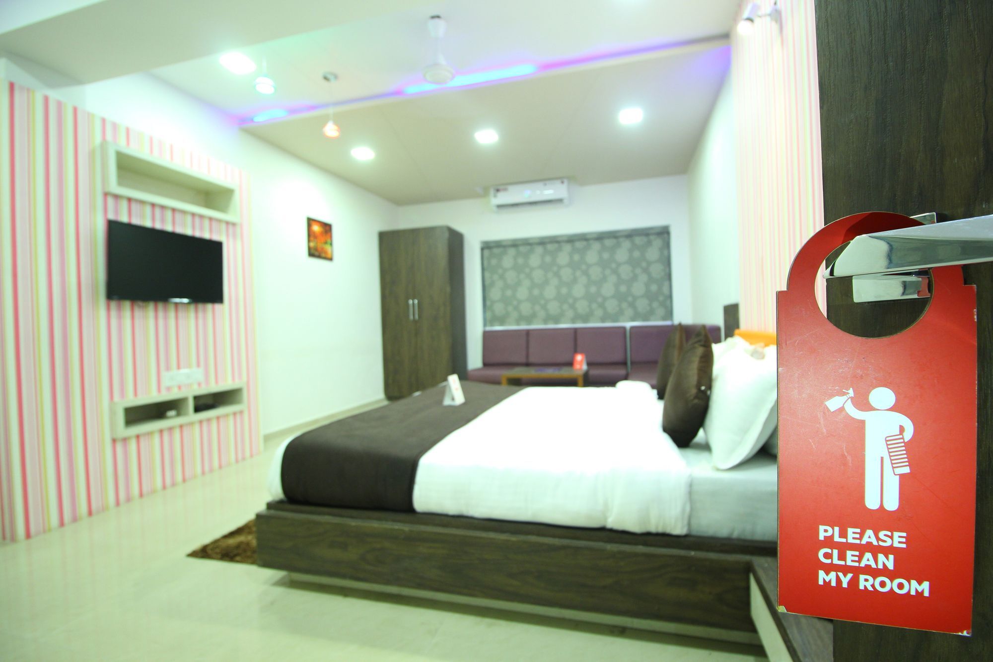 Oyo 9238 Meet Palace Ahmedabad