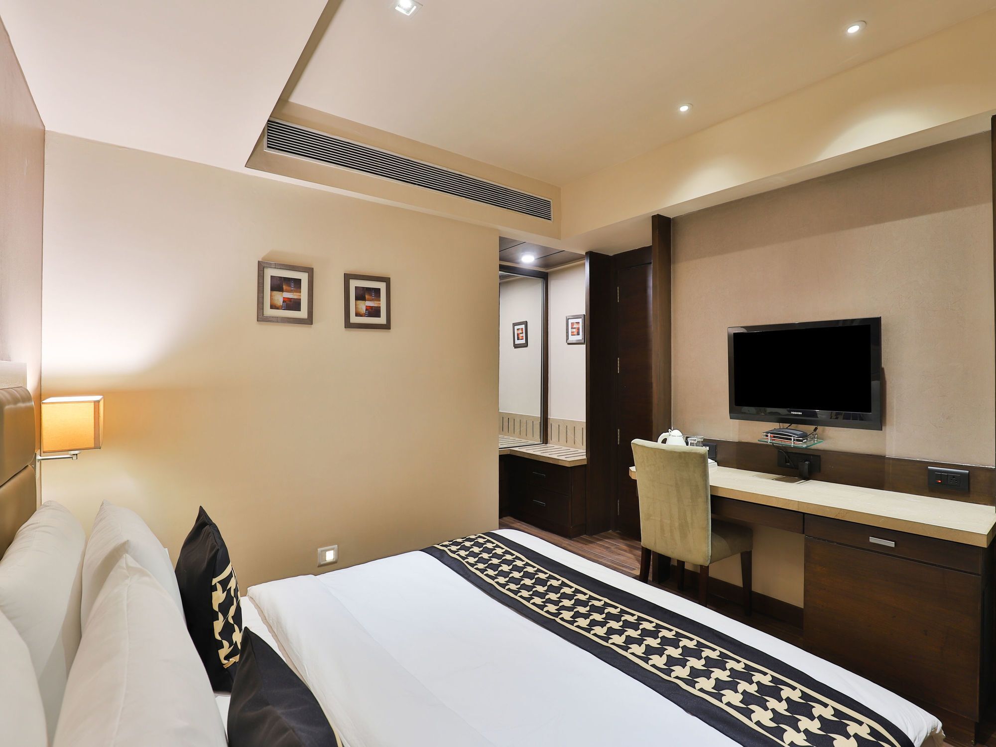Edition O 30006 Ambawadi Hotel